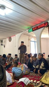 CALON BUPATI SIJUNJUNG NOMOR URUT 1 DIDUGA MELAKUKAN PELANGGARAN KAMPANYE PADA SEBUAH MASJID DI JORONG KABUN, NAGARI SISAWAH, KECAMATAN SUMPUR KUDUS, DALAM ACARA PROSESI “BAKAUA ADAT” DI DAERAH SETEMPAT.