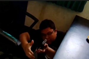 Camat “Ngumpet” di Kolong Meja Usai Ketahuan Bawa APK Paslon, Kasusnya Naik Penyidikan