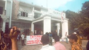 PULUHAN WARGA DATANGI KANTOR BAWASLU KABUPATEN SIJUNJUNG “PERTANYAKAN PUTUSAN GAKKUMDU TERKAIT PELANGGARAN KAMPANYE DIMASJID”