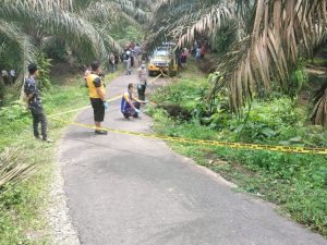 TIGA HARI HILANG KONTAK SEORANG WARGA PARU KABUPATEN SIJUNJUNG SUMATERA BARAT DITEMUKAN DIDALAM SELOKAN DIPINGGIR JALAN BERSAMA DENGAN MOTORNYA , DIDUGA LAKA TUNGGAL