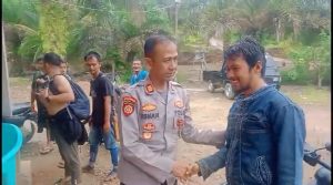 WARGA SOLOK AMBAH, 5 HARI HILANG DI HUTAN PADANG TAROK, KABUPATEN SIJUNJUNG AKHIRNYA DITEMUKAN DITEPI SUNGAI BATANG SINGINGI, KABUPATEN KUANSING PROVINSI RIAU DALAM KONDISI MASIH HIDUP