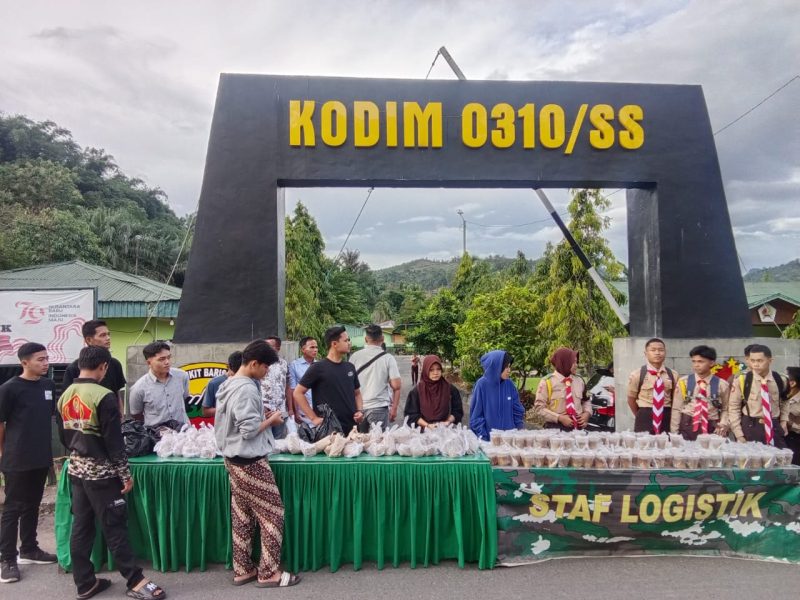KODIM 0310/SS BAGIKAN SEBANYAK 500 BUNGKUS TAKJIL KEPADA WARGA YANG MELINTAS DIDEPAN MAKODIM SETEMPAT.